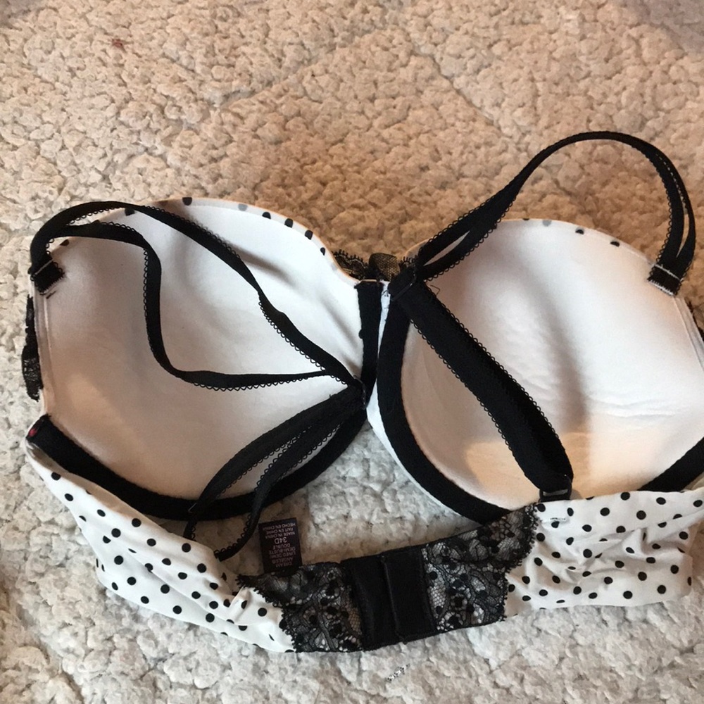 Two Vs Bras - image 4